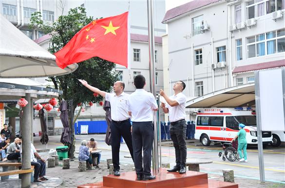 融水苗族自治县人民医院举行首次升国旗仪式